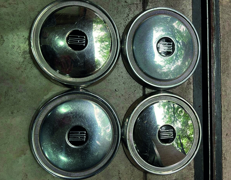 4 Tazas para llantas de Fiat 1500