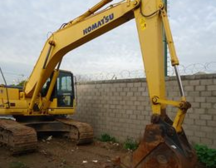 EXCAVADORA KOMATSU PC200 LC